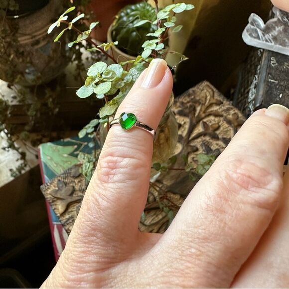Emerald CZ Heart Toe Ring - Picture 3 of 4